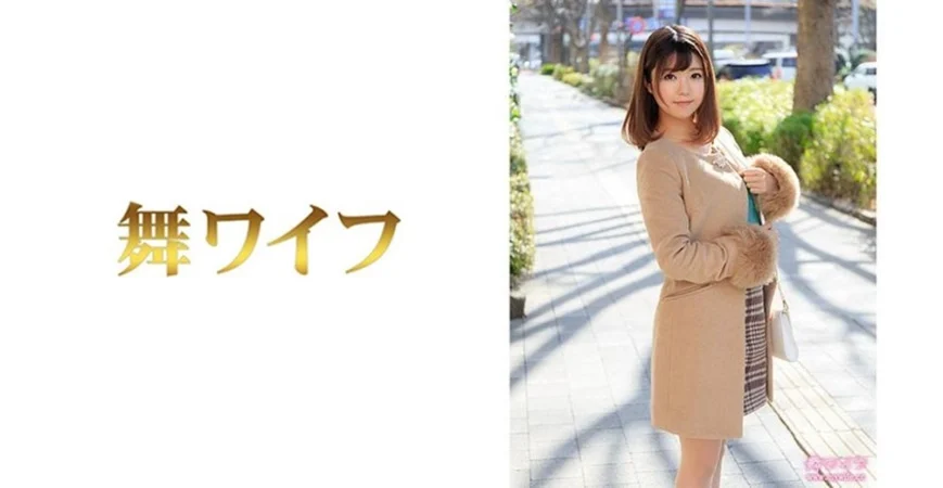 高颜值黑丝露脸极品少妇的诱惑，跟狼友互动撩骚淫声荡语不断，听狼友指挥揉奶玩逼道具抽插，淫水多多好骚啊